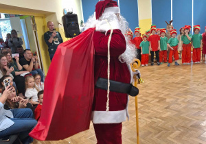 Pan w przebraniu świętego Mikołaja odwiedza dzieci