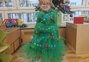 Dziewczynka w przebraniu choinki