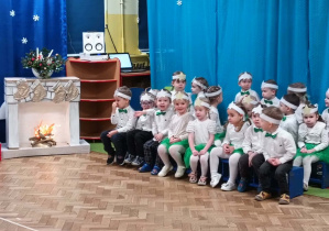 Dzieci z gr 1 w oczekiwaniu na występ