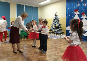 Pani dyrektor przecina wstęgę