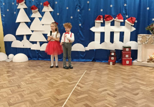 Dwoje dzieci recytuje wiersze