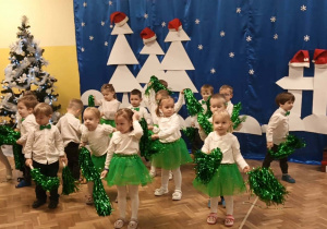 Dzieci z gr 1 tańczą z pomponami