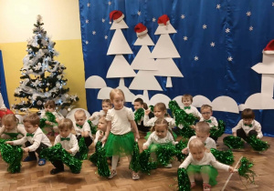 Dzieci z gr 1 tańczą z pomponami