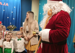 Dzieci patrzą na świętego mikołaja