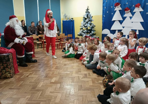 Dzieci rozmawiają z mikołajem