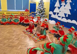 Dzieci w przebraniu elfów występują przed rodzicami