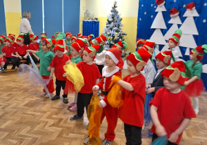 Dzieci w przebraniu elfów występują przed rodzicami