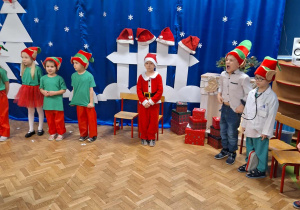 Dzieci w przebraniu elfów występują przed rodzicami