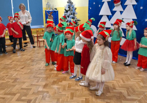 Dzieci w przebraniu elfów występują przed rodzicami