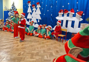 Dzieci mówią wiersz przez mikrofon