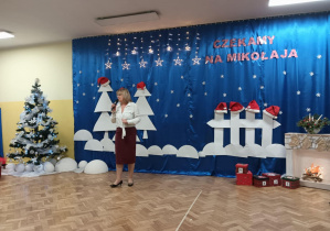 Pani dyrektor składa życzenia dzieciom i rodzicom.