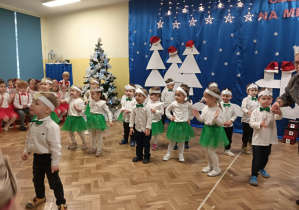 Dzieci tańczą z opaskami gwiazdek na głowie