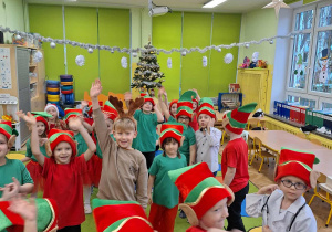 Dzieci w przebraniu elfów bawią się w sali