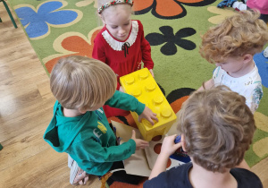 Dzieci rozpakowują klocki lego