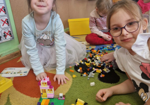Dziewczynki budują z klocków lego