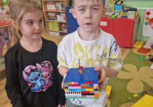 Dzieci prezentują budowlę z klocków lego