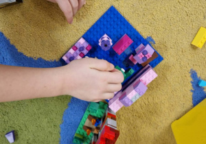 Dzieci budują z klocków lego