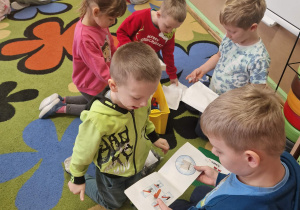 Dzieci rozpakowują klocki lego