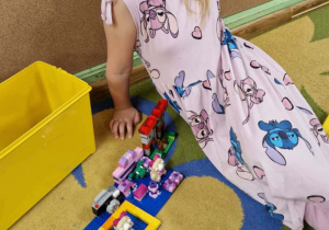 Dziewczynka prezentuje swoją budowlę