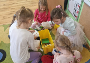 Dzieci rozpakowują klocki lego