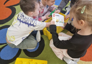 Dzieci rozpakowują klocki lego