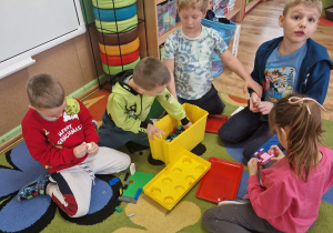 Dzieci budują z klocków lego
