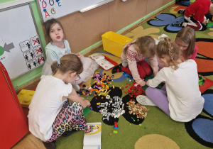 Dzieci budują z klocków lego