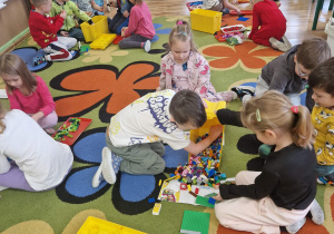 Dzieci budują z klocków lego