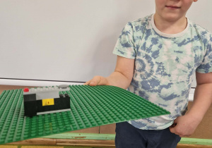 Chłopiec prezentuje swoją budowlę