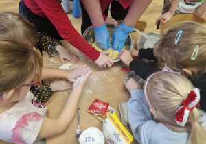 Dzieci pomagają w wyrabianiu ciasta