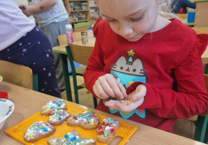Dziewczynka dekoruje swoje ciasteczko