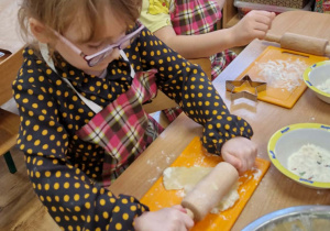 Dzieci rozwałkowują ciasto