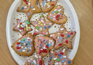 ciasteczka udekorowane kolorowymi posypkami i lukrem