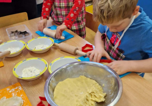Dzieci rozwałkowują ciasto