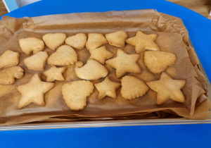 Na brytwannie widać upieczone ciasteczka w świątecznych kształtach