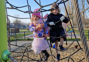 Dzieci wspinają się po przeplotni