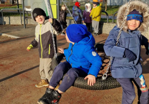 Dzieci huśtają się na huśtawce