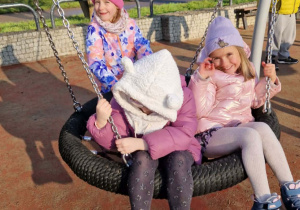 Dzieci huśtają się na huśtawce