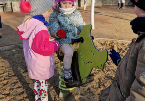 Dzieci bawią się na bujaku