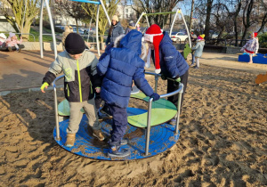 Dzieci kręcą się na karuzeli