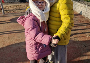 Dziewczynka i chłopczyk przytulają się do siebie