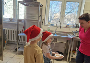 Dzieci składają życzenia świąteczne Pani kucharce