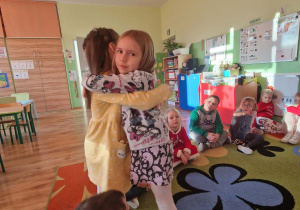 Dzieci składaja sobie życzenia świąteczne