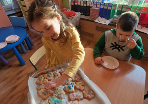 Dzieci częstują się ciasteczkami