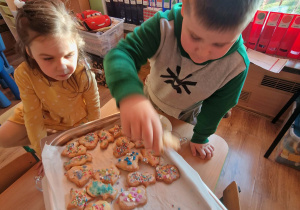 Dzieci częstują się ciasteczkami