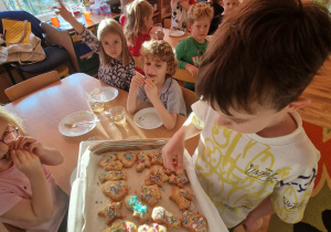 Dzieci częstują się ciasteczkami