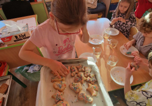 Dziewczynka częstuje się ciasteczkiem