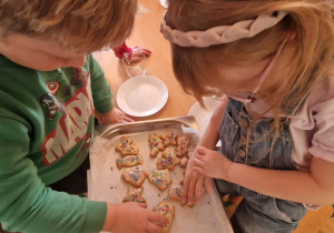 Dzieci częstują się ciasteczkami