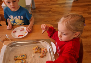 Dzieci jedzą cisteczka