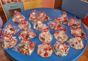 Na stole czekaja przygotowane prezenty dla rodziców